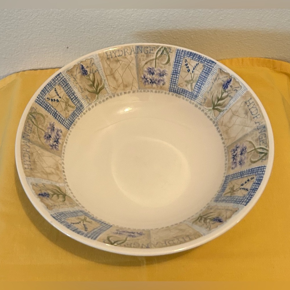 Pier 1 Imports Hydrangea Bowl. 9.5” England Angleterre.